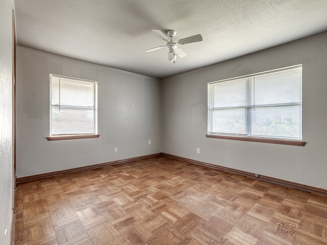 Building Photo - 1221 NE 44th St