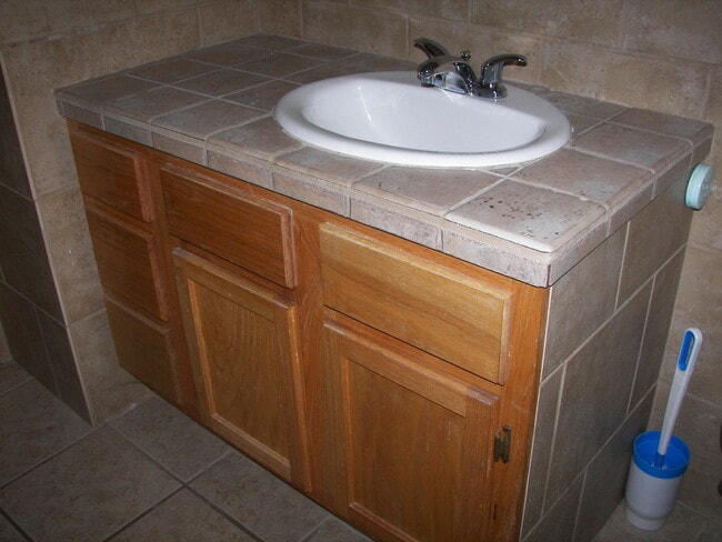 Building Photo - Adorable! You'll Love All the Oak!