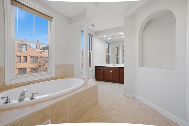 Building Photo - 1891 Admiral Ct