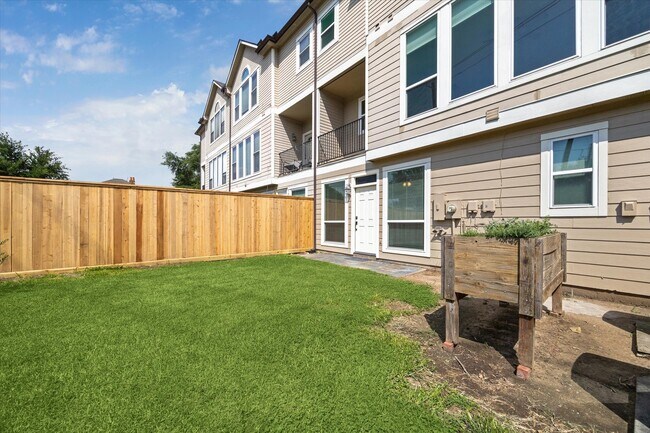 Building Photo - 2402 Calumet St