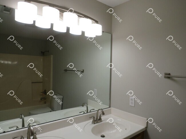 Building Photo - 202 Marlboro Way