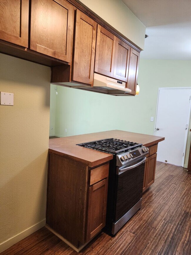 Building Photo - 3 Bedroom 2 Bathroom with Pool Near Davis High School