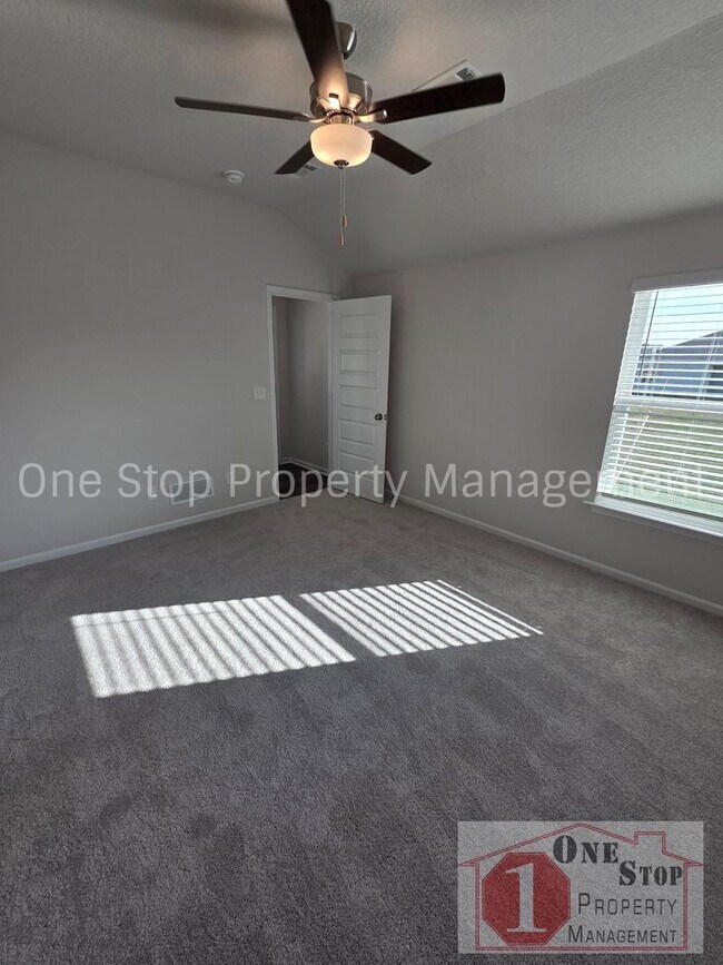 Building Photo - Beautiful 3 Bedroom 2 Bathroom in Blue Springs!