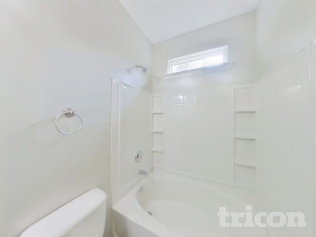 Building Photo - 5746 Lakeside Dr