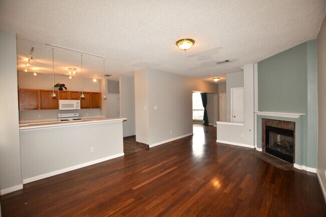 Building Photo - Cul-de-Sac Comfort + Backyard Bonus in Pfl...
