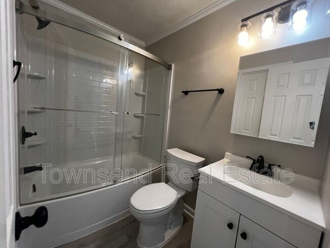 Building Photo - 5850 Century Oaks Dr