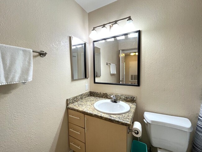 Building Photo - 2160 Highpointe Dr
