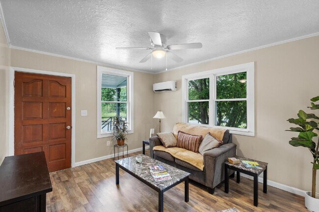 Building Photo - Sweet Cottage, minutes away from the University and Hospitals!