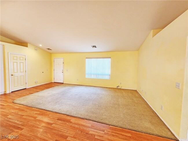 Building Photo - 960 Lone Pine Rd