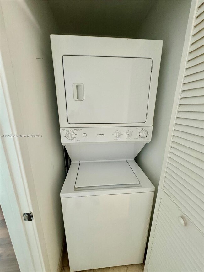 Building Photo - 1111 SW 1st Ave