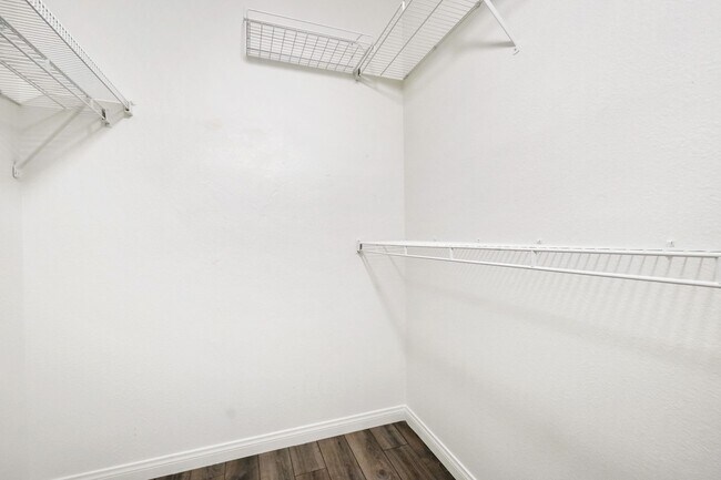 Building Photo - 2-Bedroom Condo in Gated Community!
