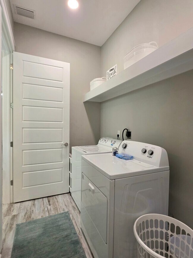 Building Photo - 8088 Carmel Cir