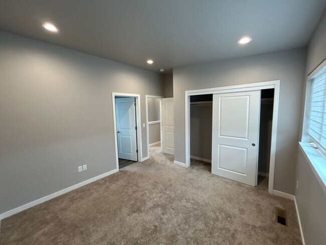 Building Photo - 2 Primary Bedroom Suites / 2.5 Bathroom Townhouse in Redmond OR