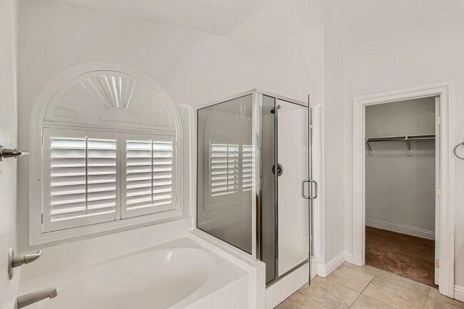 Building Photo - 5 Bedroom in Silverado Ranch!
