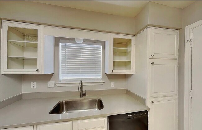 Building Photo - MOVE IN READY