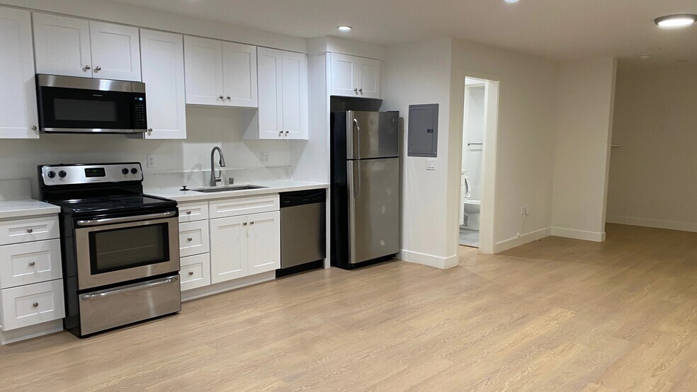 Building Photo - 10760 Rose Ave