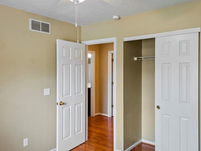 Building Photo - 672 E Lake Ln