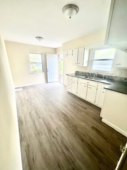 Building Photo - 1988 Vaughn St