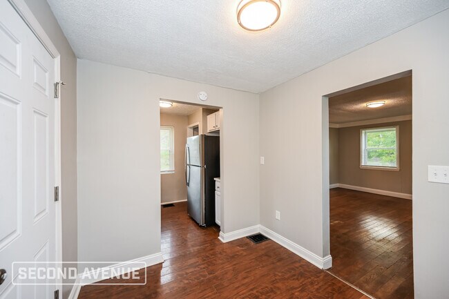 Building Photo - 5589 Raceview Ave