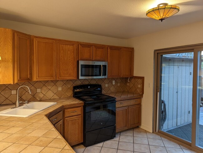 Building Photo - End unit 2 bedroom - Small Pets OK