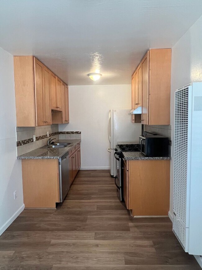 Building Photo - UPDATED 2 BEDROOM APARTMENT!!