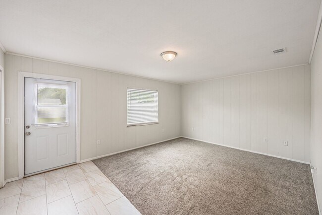 Building Photo - Pool Home