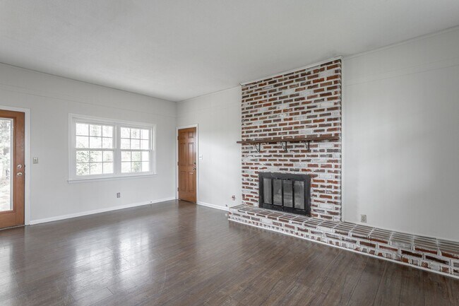 Building Photo - 3 Bedroom · 2 Bath Home in East Brainerd N...