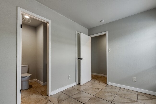 Building Photo - 8725 Victorian Village Dr