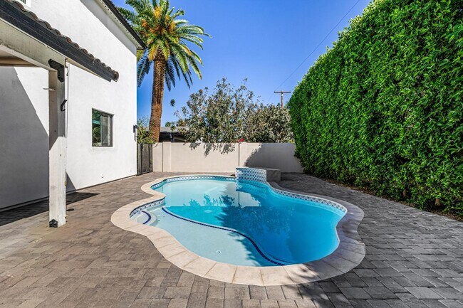 Building Photo - 3821 E Devonshire Ave