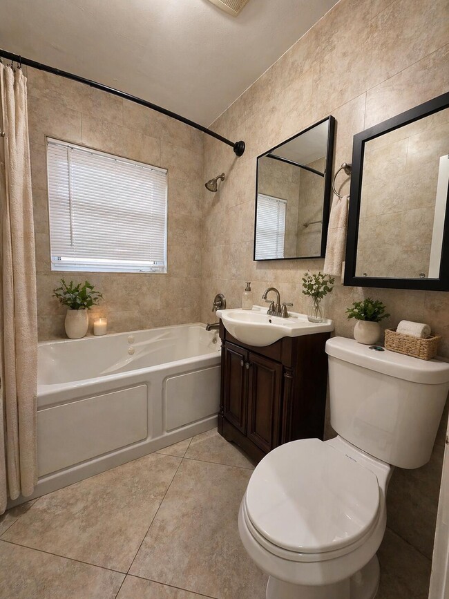 Building Photo - 2016-2018 NE 14th Ct