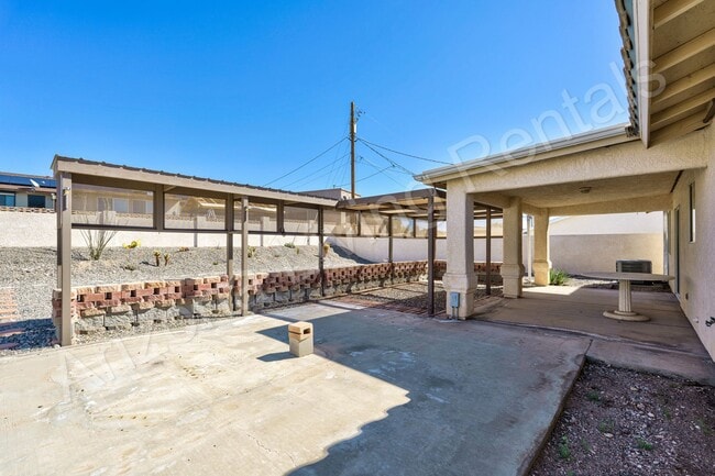 Building Photo - SOUTHSIDE HOME WITH LARGE FENCED BACKYARD
