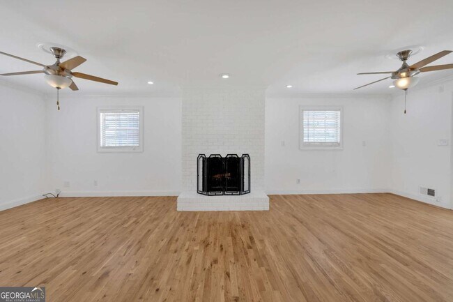 Building Photo - 3819 Dora Dr SE