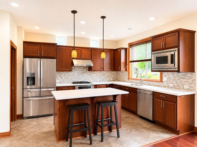 Building Photo - Spacious 5 Bedroom Home with A/C, Den, Waterfall in Prime Kenmore Cul-de-Sac
