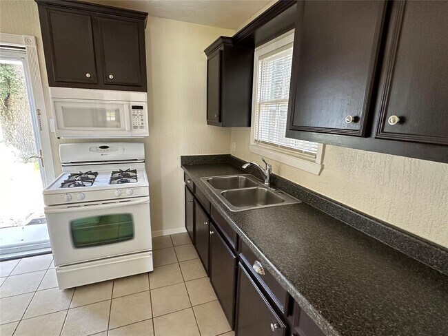 Building Photo - 1016 S Booth Ln