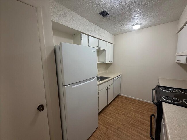 Building Photo - 421 Live Oak St