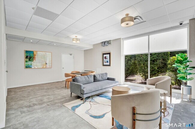 Building Photo - 887 Farmington Ave