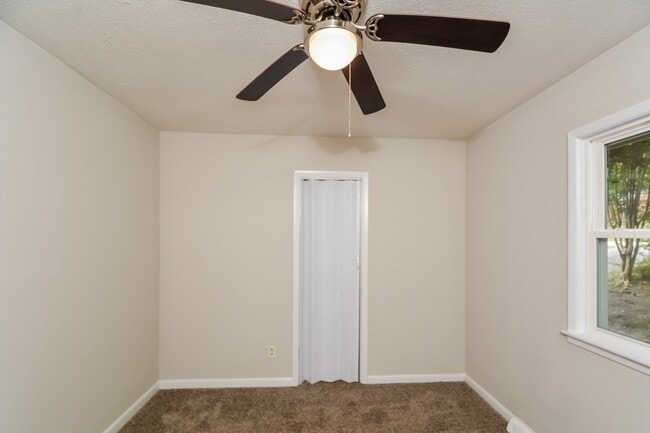 Building Photo - 4046 Village Dr