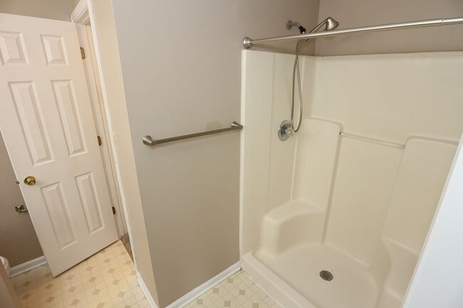 Building Photo - Large 5 Bedroom Westfield Home!