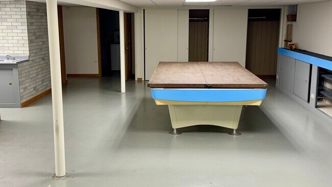 Building Photo - 304 E Hawthorne Dr