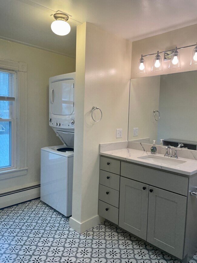 Building Photo - 14 Tyler St