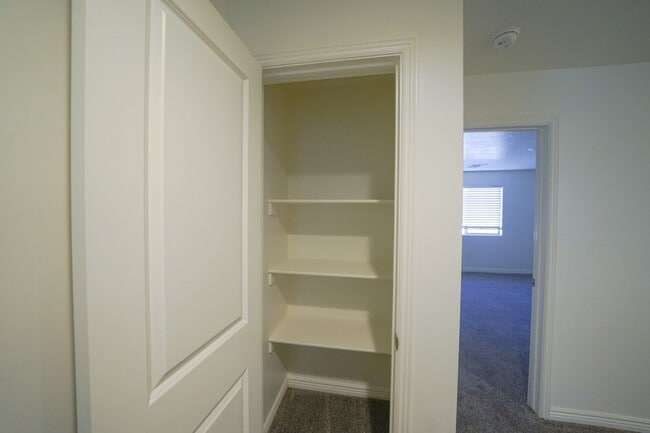 Building Photo - Spacious Townhome for Rent – Prime Location!