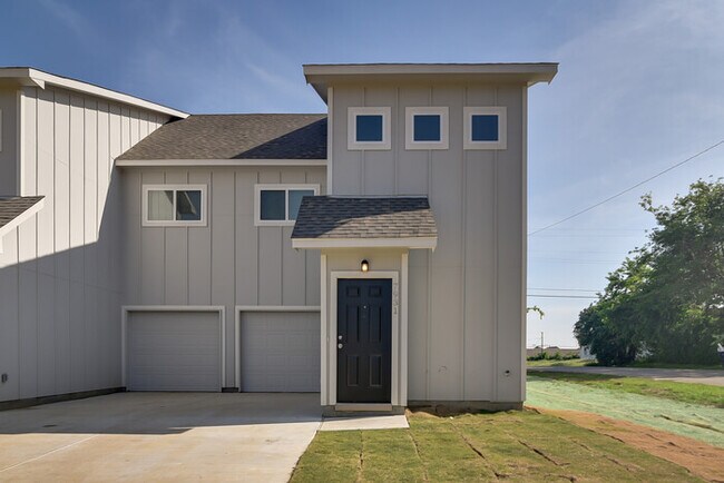 Building Photo - Brand New 3 bed 2.5 Duplex