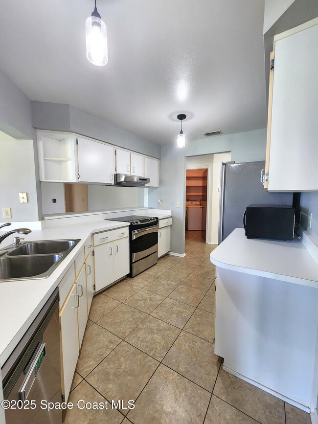 Building Photo - 1244 Lakeview Dr