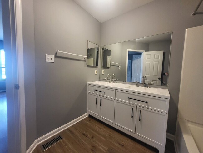 Building Photo - Wellington Woods II - 3BR/2.5BA End-Unit T...