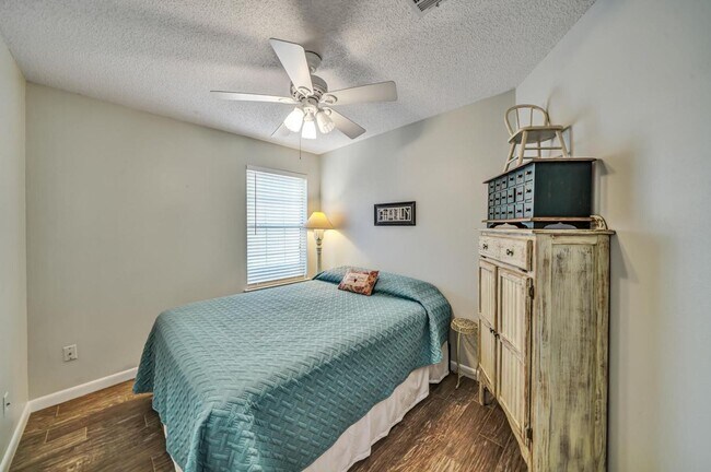 Building Photo - Updated 3 Bedroom in Central Location!