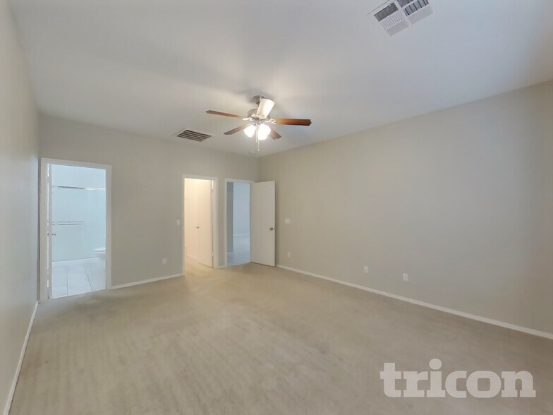 Building Photo - 442 E Cheyenne Rd