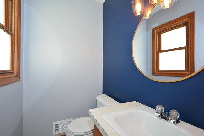 Building Photo - Beautiful 3-Bed 3-Bath Home in Golden Valley - Available 6/1!