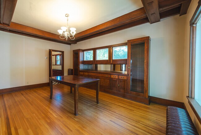 Building Photo - 315 NE Ash St