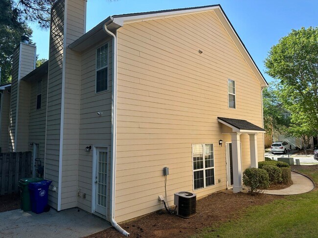 Building Photo - 7040 Biltmore Trce