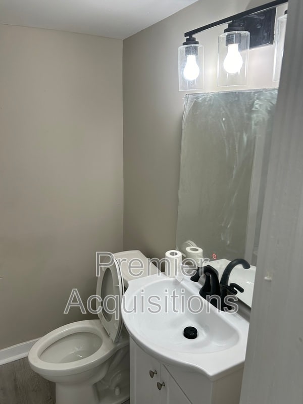 Building Photo - 825 Easton St